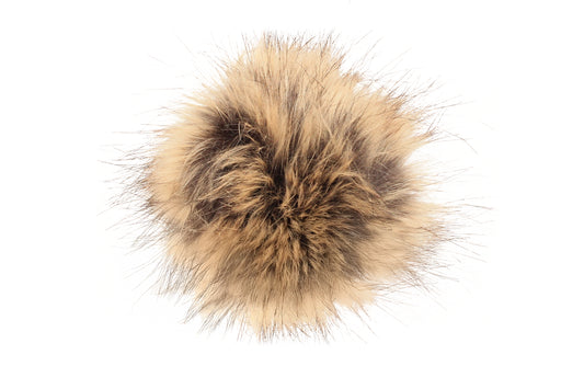 Un pompon aux couleurs chaleureuses et terreuses, avec des nuances de brun doux et de beige, inspirées de la douceur et de la chaleur des montagnes. Il ajoute une touche de confort et de naturel à vos créations.