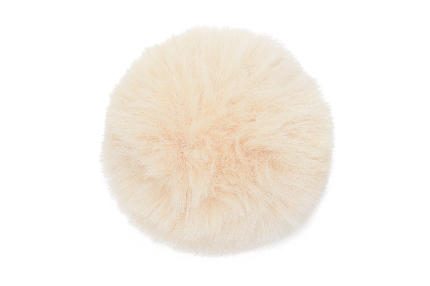 Pompon écru, dans une teinte claire et intemporelle, avec une texture douce et soyeuse, idéal pour un style simple et sophistiqué.