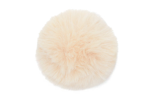 Pompon écru, dans une teinte claire et intemporelle, avec une texture douce et soyeuse, idéal pour un style simple et sophistiqué.