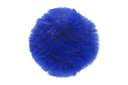 Pompon navy, d’un bleu profond et intemporel, avec une texture douce et élégante, parfait pour ajouter une touche sophistiquée à votre bonnet.