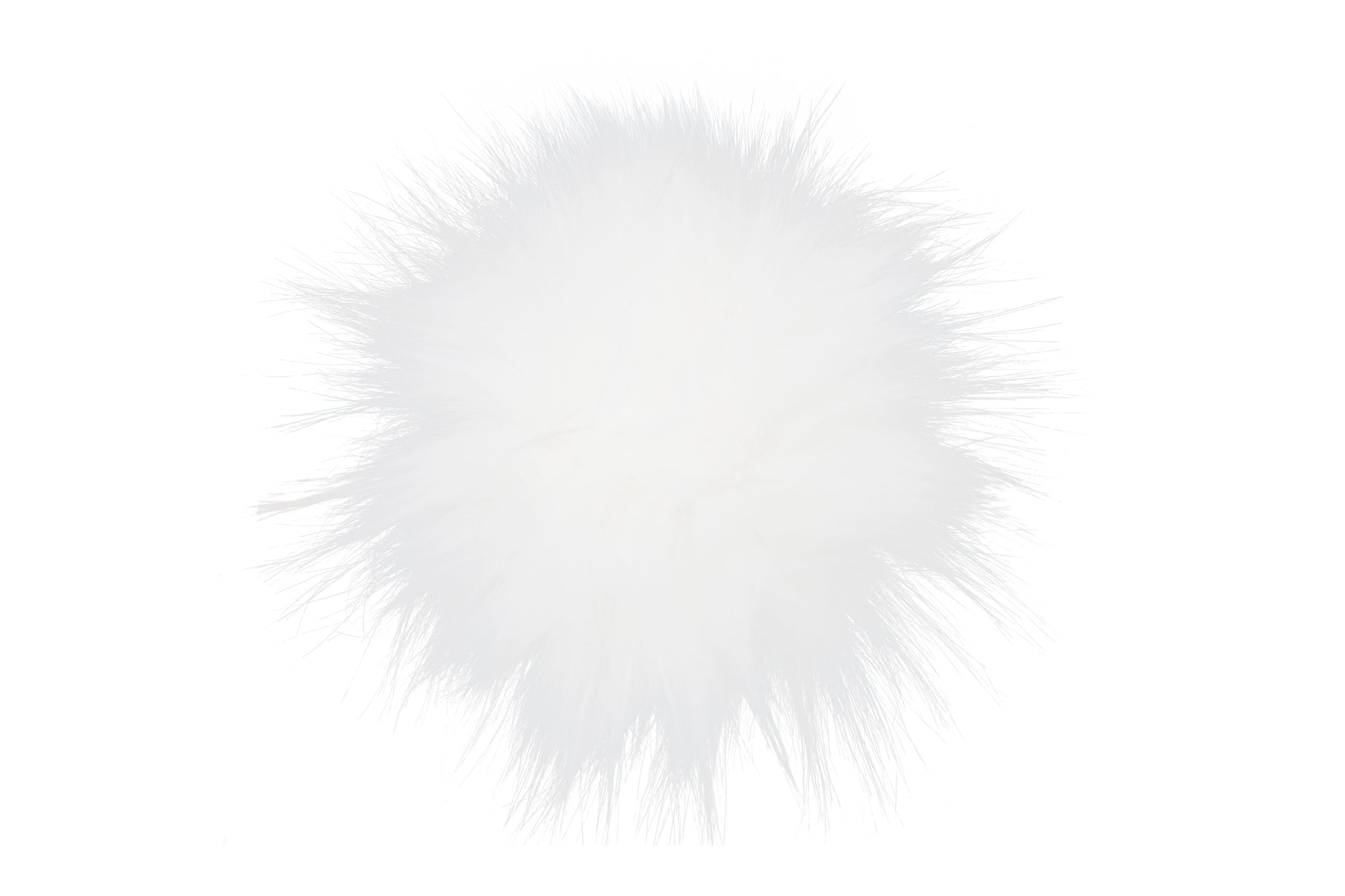 Pompon couleur neige, blanc éclatant avec une texture douce et soyeuse, parfait pour accessoiriser un bonnet avec élégance.