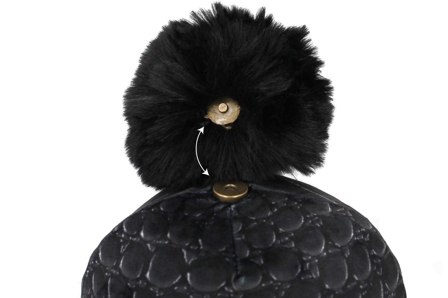 Bonnet avec son pompon noir montrant le système magnétique d'accroche entre les deux.