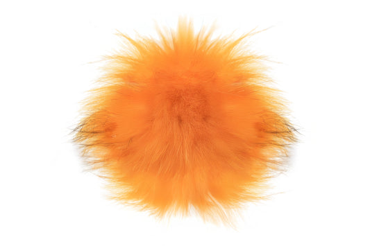 Un pompon aux couleurs chaudes et terreuses, avec une dominante de jaune ocre, apportant une sensation de chaleur et de confort. Ce pompon évoque l'automne et la nature, parfait pour une ambiance naturelle et enveloppante.