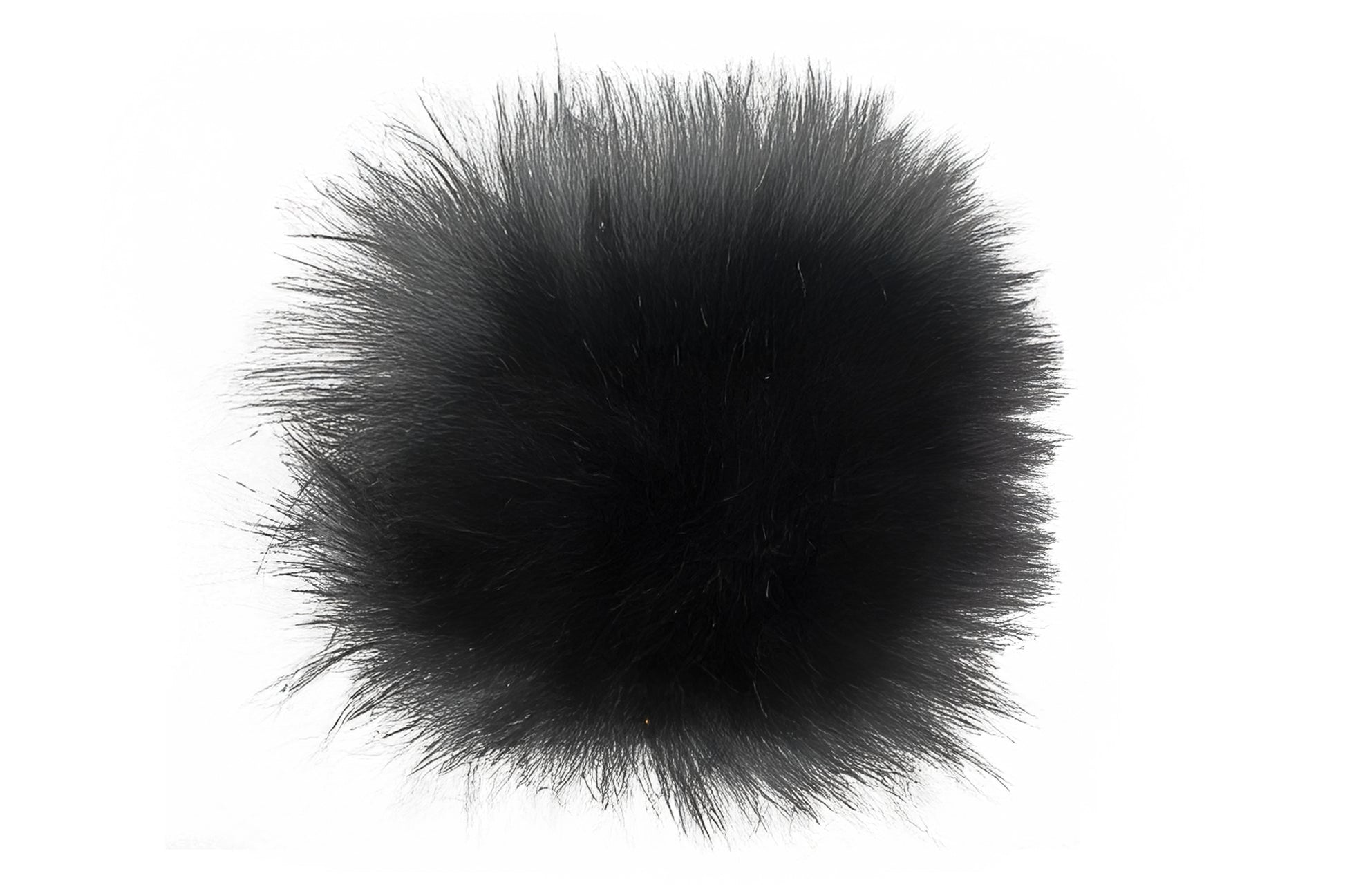 Un pompon noir profond, apportant une touche d'élégance et de mystère. Sa teinte sombre, intense et intemporelle, ajoute une dimension sophistiquée à vos créations, tout en offrant une base versatile qui se marie parfaitement avec des tons plus vifs ou neutres.