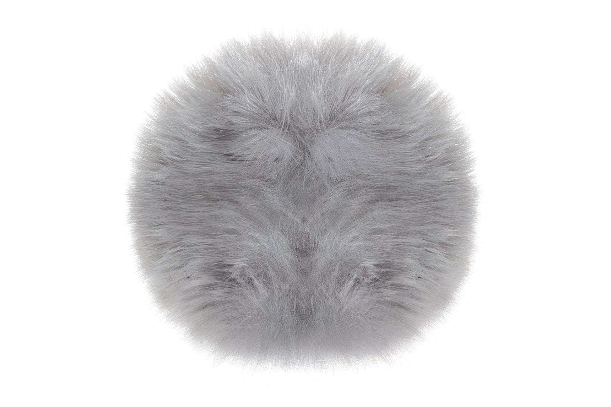Pompon Perle, d’un gris subtil et élégant, avec une texture moelleuse et raffinée, parfait pour un style sobre et moderne.