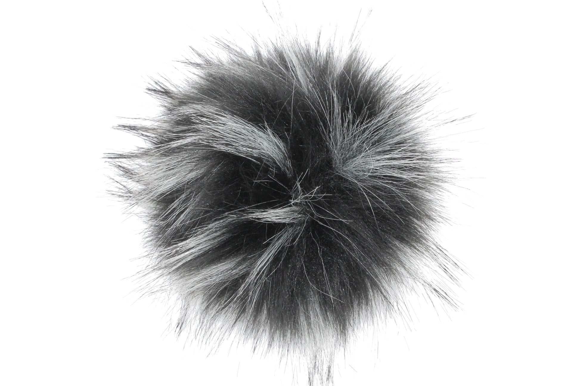 Un pompon aux teintes contrastées de noir et de blanc, inspiré par la fourrure distincte de la moufette. Ce pompon apporte une touche audacieuse et sophistiquée, parfait pour un style graphique et moderne, tout en étant à la fois chic et original.