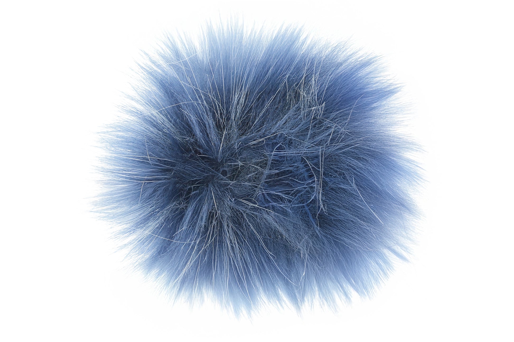 Un pompon au look vintage, dans des teintes douces de bleu délavé, évoquant l'effet usé du denim lavé. Ce pompon apporte une touche de fraîcheur décontractée et une sensation de confort, parfait pour des créations au style rétro et naturel.
