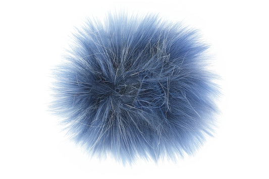 Un pompon au look vintage, dans des teintes douces de bleu délavé, évoquant l'effet usé du denim lavé. Ce pompon apporte une touche de fraîcheur décontractée et une sensation de confort, parfait pour des créations au style rétro et naturel.