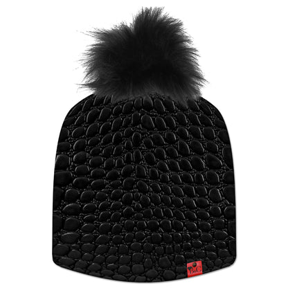 Bonnet Black Croco pour hommes et femmes avec des motif de peau de crocodile noir et son pompon oursin en fourrure synthétique pour le sublimer.