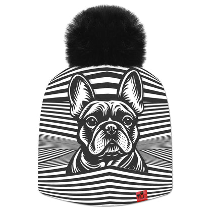 Bonnet Brad pour enfants, avec son imprimé à rayures entouré de petits bulldog et son pompon en fourrure synthétique noir pour le sublimer.