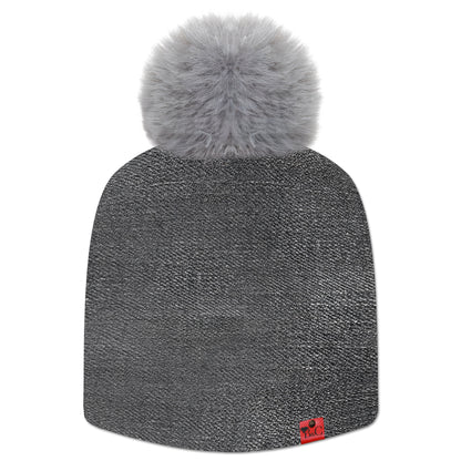 Bonnet Jeanius pour hommes et femmes, avec un imprimé en imitation jean noir délavé. Il est accompagné de son pompon Gris souris en synthétique et de son étiquette en cuir rouge signée Beanie and Clyde.