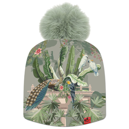 Bonnet Joan pour femmes, son imprimé fleuri et accompagné d'oiseaux tels que le paon donnera une touche d'exotisme à votre tenue. Il est accompagné de son pompon Kaki Clair en synthétique et de son étiquette en cuir rouge signée Beanie and Clyde.
