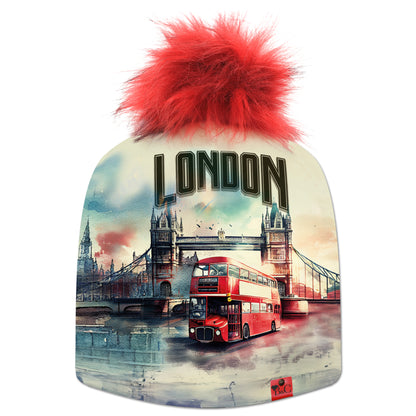 Bonnet John pour hommes et femmes, son imprimé vous offre un paysage londonien avec vue sur le tower bridge et en avant le célèbre double-decker bus. Il est accompagné de son pompon Rouge Punk en synthétique et de son étiquette en cuir rouge signée Beanie and Clyde.