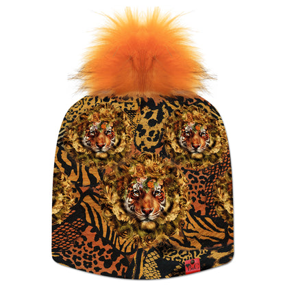 Bonnet Kennedy pour femmes, son imprimé à tête de tigre ajoutera de l'exotisme à votre tenue. Il est sublimé par son pompon Ocre en synthétique et son étiquette en cuir rouge signée Beanie and clyde.