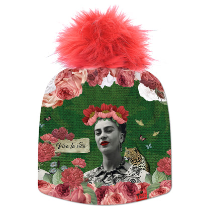Bonnet Khalo pour femmes, avec son imprimé fleuri entourant Frida Khalo il apportera une touche de glamour à votre tenue. Il est accompagné de son pompon Rouge Brique en synthétique et  de son étiquette en cuir rouge signée Beanie and Clyde.