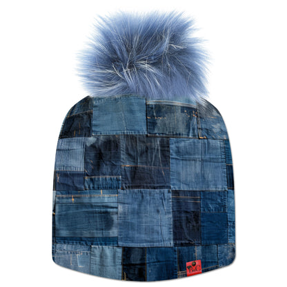 Bonnet Lincoln pour hommes et femmes, son imprimé en patchwork de jeans offrira à votre tenue un côté cool et décontracté. Il est sublimé par son pompon Stone Washed en synthétique et de son étiquette en cuir rouge signée Beanie and Clyde.