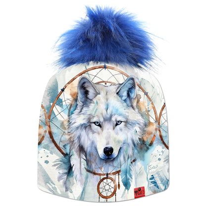 Bonnet Monroe pour enfants, inspiré d'un style nordique, il arbore trois têtes de loups sur un paysage glacial. Son pompon Denim en synthétique apporte une touche de sobriété et son étiquette en cuir rouge signée Beanie and Clyde le sublime.