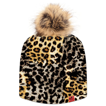 Bonnet Nelson pour hommes et femmes, avec son imprimé léopard vous ne passerez pas inaperçu ! Il est sublimé par son pompon Marmotte en  synthétique et de son étiquette en cuir rouge signée Beanie and Clyde.