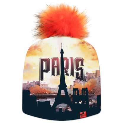 Bonnet Paris by Night pour hommes et femmes, son imprimé est inspiré d'un paysage parisien nocturne avec l'emblématique tour Eiffeil. Il est sublimé par son pompon Renard en synthétique et de son étiquette en cuir synthétique rouge signée Beanie and Clyde.