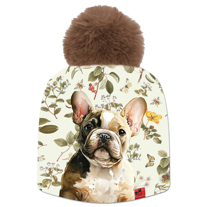 Bonnet Pitt pour femmes, son imprimé floral avec à l'avant des bébés bulldog vous donnera un air sauvage et frais. Son pompon Crème de Marron en synthétique vient ajouter un peu de sobriété et son étiquette en cuir synthétique rouge signée Beanie and Clyde lui donne une petite touche rock.