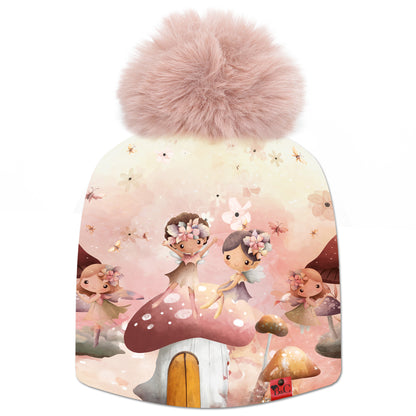 Bonnet Princess pour enfants, avec son imprimé votre enfant sera plongé dans un univers enchanté rempli de fées et de fleurs. Son pompon Nude en synthétique vient le sublimer ainsi que son étiquette en cuir synthétique rouge signée Beanie and Clyde.