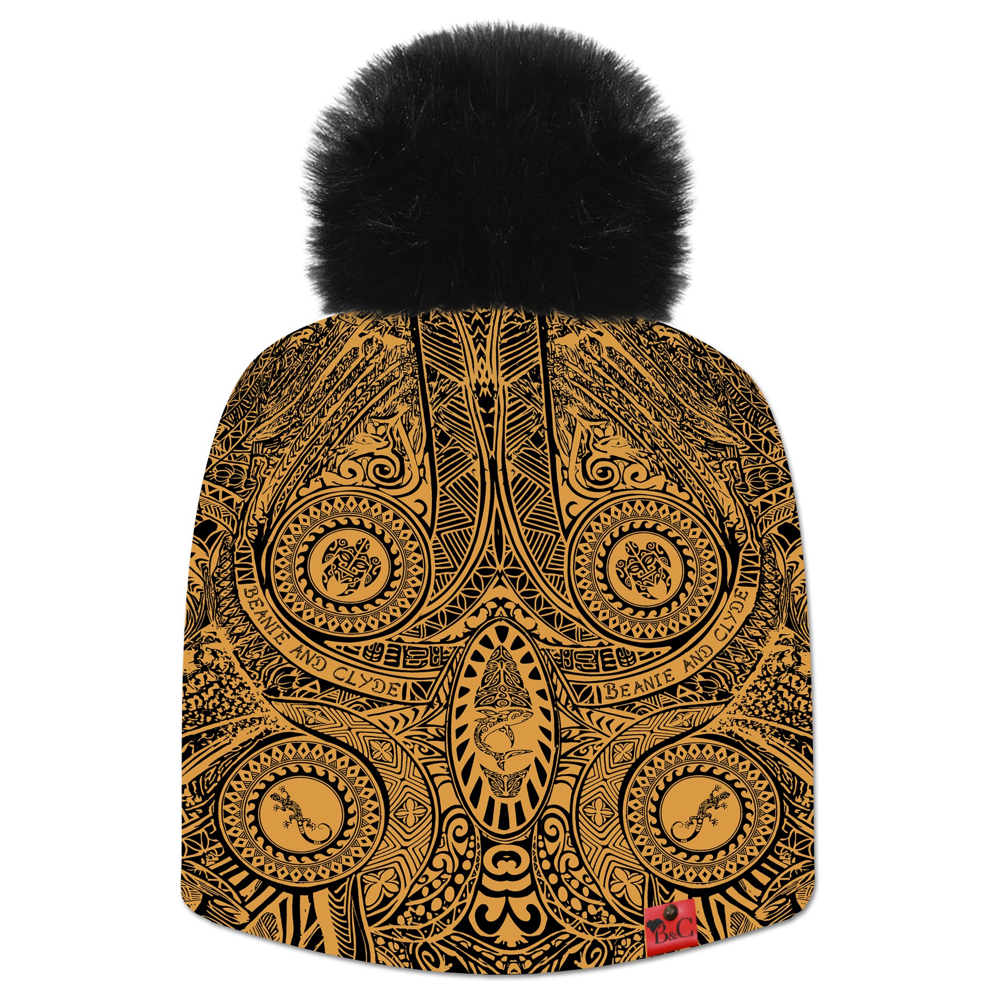 Bonnet Rangi pour enfants, orné de motifs d’inspiration maorie et polynésienne dans des tons champagne et noir. Il est surmonté d’un pompon Noir en fourrure synthétique, et rehaussé par l’étiquette en cuir rouge emblématique de Beanie & Clyde.