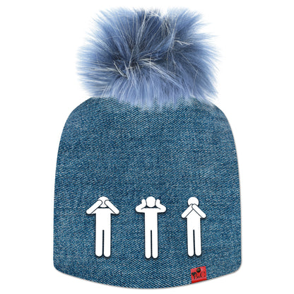Bonnet Diesel pour hommes et femmes avec motif effet jean, pompon Bleu Fumée en fourrure synthétique, étiquette en cuir rouge signée Beanie and Clyde, et trois pictogrammes représentant les singes de la sagesse au premier plan.