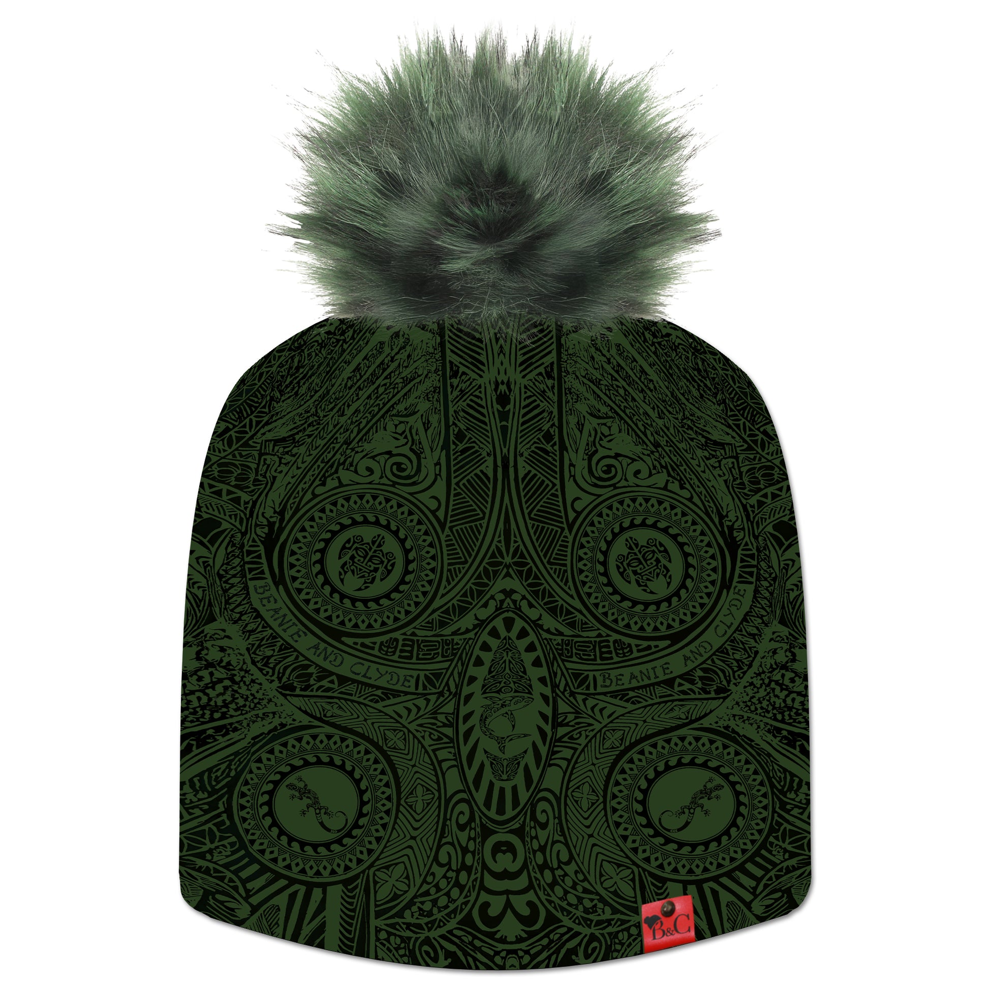 Bonnet Slater pour enfants, orné de motifs d’inspiration urbaine dans des teintes profondes de vert bouteille foncé et de noir. Il est surmonté d’un pompon Kaki Clair en fourrure synthétique, et habillé de l’étiquette en cuir rouge emblématique de Beanie & Clyde.