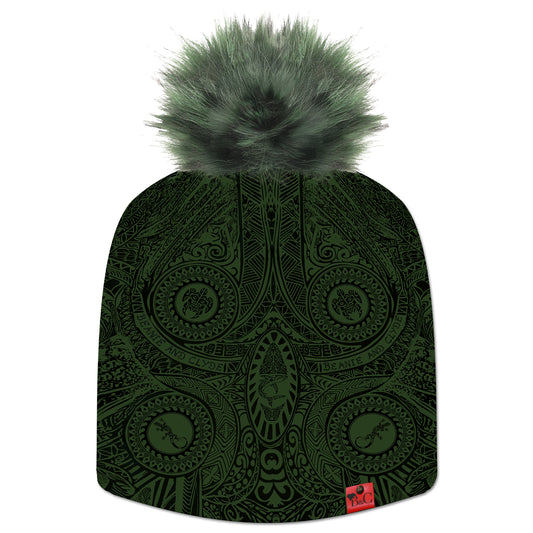 Bonnet Slater pour enfants, orné de motifs d’inspiration urbaine dans des teintes profondes de vert bouteille foncé et de noir. Il est surmonté d’un pompon Kaki Clair en fourrure synthétique, et habillé de l’étiquette en cuir rouge emblématique de Beanie & Clyde.