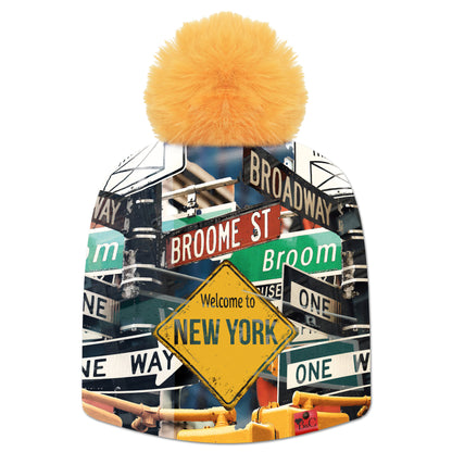 Bonnet Timesquare pour enfants, avec un paysage de panneaux de circulations New Yorkais. Son pompon Jaune Banane en fourrure synthétique  le sublime ainsi que son étiquette en cuir synthétique rouge signée Beanie and Clyde.