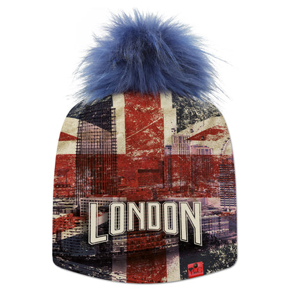 Bonnet Winston pour hommes et femmes, son imprimé du drapeau londonien et ses couleurs ajouteront un côté britannique à votre tenue. Sublimé par son pompon Encre Bleue en fourrure synthétique et  de son étiquette en cuir synthétique rouge signée Beanie and Clyde.