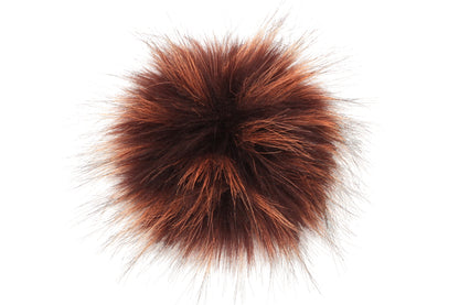 Un pompon aux teintes riches et chaleureuses, mélangeant des nuances de brun clair et de doré, inspirées de la fourrure du castor. Ce pompon apporte une touche de naturel et de confort, tout en offrant une note élégante et terreuse.