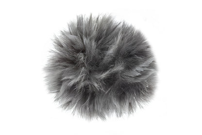 Un pompon aux teintes douces et nuancées de gris, avec des touches de beige, inspiré par la fourrure du raton laveur. Ce pompon apporte une sensation de douceur et de subtilité, parfait pour des créations discrètes et élégantes.