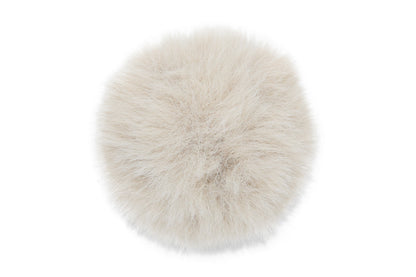Pompon beige, dans une teinte douce et neutre, avec une texture moelleuse et raffinée, parfait pour un style naturel et intemporel.