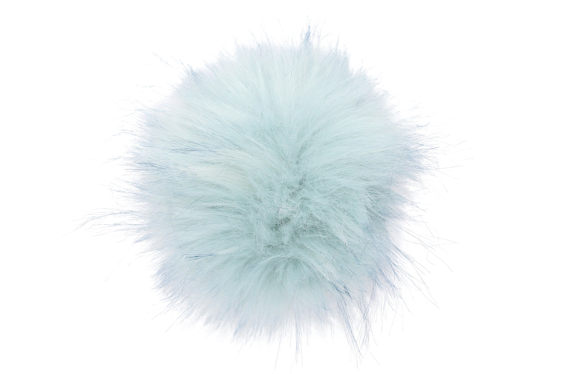 Un pompon dans un bleu pastel doux, presque poudré, créant une ambiance légère et aérienne. Ce pompon évoque la douceur et la fraîcheur, idéal pour apporter une touche de calme et de sérénité à vos accessoires ou vêtements.