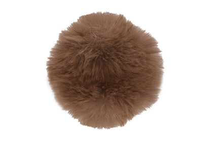 Pompon crème de marron, dans une teinte douce et chaleureuse, avec une texture moelleuse et élégante, idéal pour un style authentique et naturel.