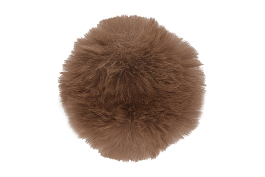 Pompon crème de marron, dans une teinte douce et chaleureuse, avec une texture moelleuse et élégante, idéal pour un style authentique et naturel.