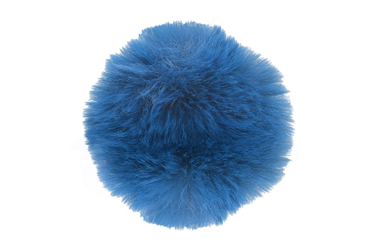 Pompon indigo, dans une teinte bleue profonde et riche, avec une texture douce et élégante, parfait pour apporter une touche de mystère et de sophistication à votre bonnet.