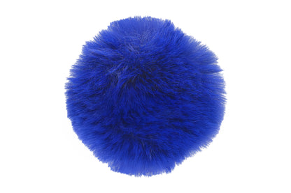Pompon navy, d’un bleu profond et intemporel, avec une texture douce et élégante, parfait pour ajouter une touche sophistiquée à votre bonnet.