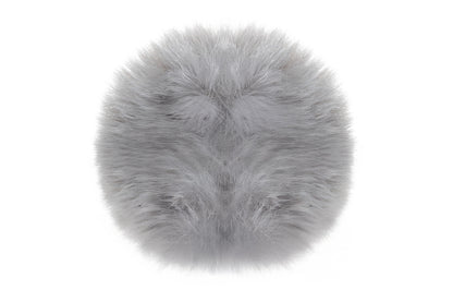Pompon Perle, d’un gris subtil et élégant, avec une texture moelleuse et raffinée, parfait pour un style sobre et moderne.