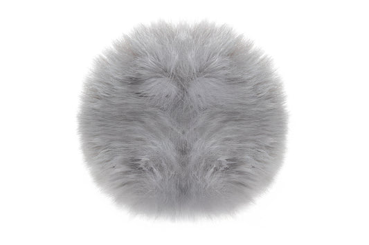 Pompon Perle, d’un gris subtil et élégant, avec une texture moelleuse et raffinée, parfait pour un style sobre et moderne.