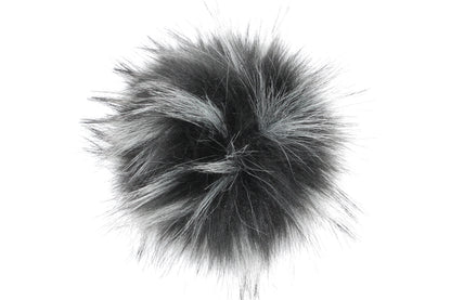 Un pompon aux teintes contrastées de noir et de blanc, inspiré par la fourrure distincte de la moufette. Ce pompon apporte une touche audacieuse et sophistiquée, parfait pour un style graphique et moderne, tout en étant à la fois chic et original.