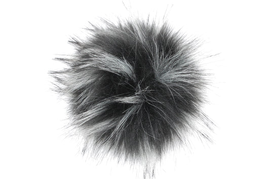 Un pompon aux teintes contrastées de noir et de blanc, inspiré par la fourrure distincte de la moufette. Ce pompon apporte une touche audacieuse et sophistiquée, parfait pour un style graphique et moderne, tout en étant à la fois chic et original.